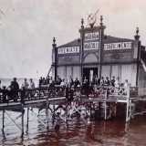 Una lunga passerella in legno di noce ed ebano sospesa sul mare che portava ad una stanza arredata in stile liberty con grandi tende e fotografie di dive del cinema muto. Si presentava cos�, agli inizi del 900, il lido balneare palafittico pi� elegante di Bari: il Premiato stabilimento Marzulli �Alla Minerva�